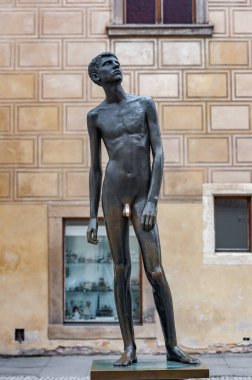 PRAG, CZECH - 12 Mart 2016: Prag Şatosu Doğu Kapısı 'na yakın genç bir adamın heykeli