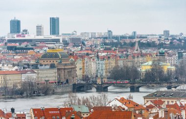 PRAG, CZECH - 12 Mart 2016: Prag Şehri. Eski Şehir Mimarisi. Vltana Nehri ve Köprüsü.