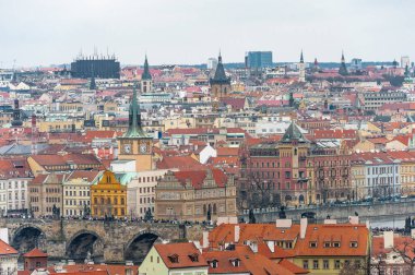 PRAG, CZECH - 12 Mart 2016: Prag Şehri. Eski Şehir Mimarisi. Charles Karluv Köprüsü.