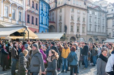 PRAG, CZECH - 14 Mart 2016: Prag, Çek mimarisi. Eski kasaba meydanı. İnsanlar Prag Astronomik Saatini Bekliyor