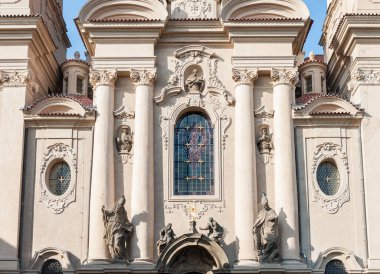 PRAG, CZECH - 14 Mart 2016: Prag, Çek mimarisi. Eski kasaba meydanı. Kilise.