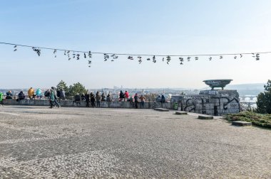 PRAG, CZECH - 14 Mart 2016: Letna Park, Letenske sady Prag 'da insanlar üzerinde ayakkabıları ile. Şehir manzarası. Metronom