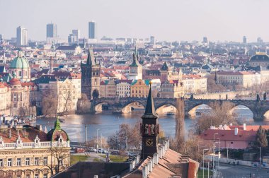 PRAG, CZECH - 14 Mart 2016: Lvtana Nehri ve Charles Köprüsü ile Prag Şehri.