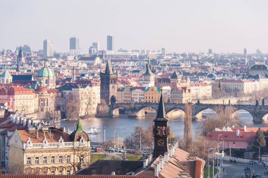 PRAG, CZECH - 14 Mart 2016: Lvtana Nehri ve Charles Köprüsü ile Prag Şehri.