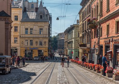 LVIV, UKRAINE - SEPTEMBER 07, 2016: Lviv City with Local Mimarlık ve People. Boş Tramvay Yolu