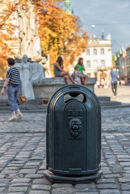 Şehirde Lviv Geri Dönüşüm Kutusu