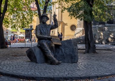 LVIV, UKRAINE - SEPTEMBER 08, 2016: Lviv Şehri ve Nikifor Krynicki Anıtı