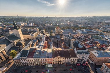 LVIV, UKRAINE - EPTEMBER 08, 2016: Lviv Cityscape ve Sunset. Lens fişeği. Güneş ışığı.