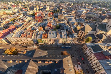 LVIV, UKRAINE - EPTEMBER 08, 2016: Lviv Cityscape ve Sunset Light. Lviv Eski Şehir.