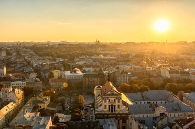 LVIV, UKRAINE - EPTEMBER 08, 2016: Lviv Cityscape ve Sunset Light. Lviv Old Town 'da. Lens fişeği. Güneş ışığı.