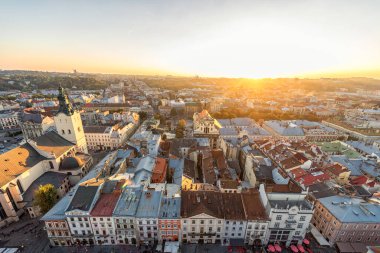 LVIV, UKRAINE - EPTEMBER 08, 2016: Lviv Cityscape ve Sunset Light. Lviv Eski Şehir.