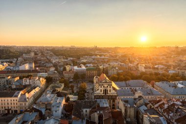 LVIV, UKRAINE - EPTEMBER 08, 2016: Lviv Cityscape ve Sunset Light. Lviv Eski Şehir.