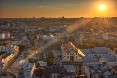 LVIV, UKRAINE - EPTEMBER 08, 2016: Lviv Cityscape ve Sunset Light. Lviv Old Town 'da. Lens fişeği. Güneş ışığı.