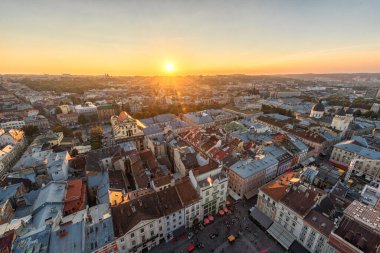 LVIV, UKRAINE - EPTEMBER 08, 2016: Lviv Cityscape ve Sunset Light. Lviv Old Town 'da. Güneş ışığı.
