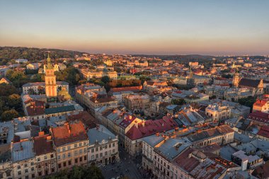 LVIV, UKRAINE - EPTEMBER 08, 2016: Lviv Cityscape ve Sunset Light. Lviv Eski Şehir.