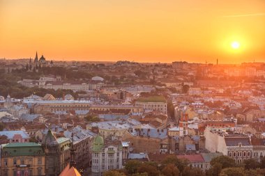 LVIV, UKRAINE - EPTEMBER 08, 2016: Lviv Cityscape ve Sunset Light. Lviv Eski Şehir.