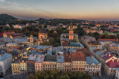 LVIV, UKRAINE - EPTEMBER 08, 2016: Lviv Cityscape ve Sunset Light. Lviv Eski Şehir.