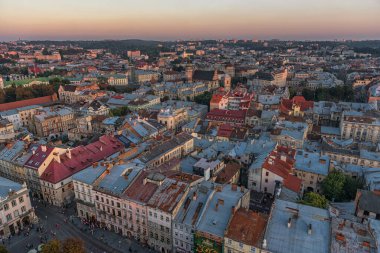 LVIV, UKRAINE - EPTEMBER 08, 2016: Lviv Cityscape ve Sunset Light. Lviv Eski Şehir.