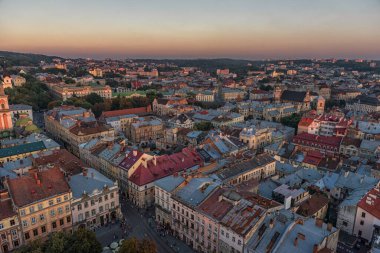 LVIV, UKRAINE - EPTEMBER 08, 2016: Lviv Cityscape ve Sunset Light. Lviv Eski Şehir.