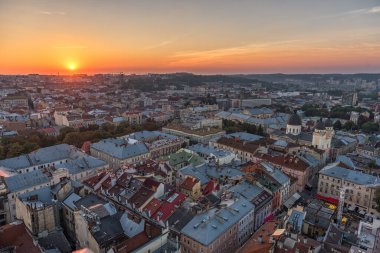 LVIV, UKRAINE - EPTEMBER 08, 2016: Lviv Cityscape ve Sunset Light. Lviv Eski Şehir.