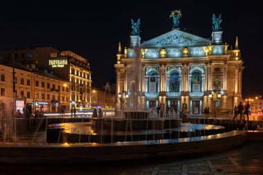 LVIV, UKRAINE - EPTEMBER 08, 2016: Lviv Ulusal Opera ve bale Akademik Tiyatrosu Solomiya Krushelnytska 'nın adını aldı. Uzun pozlama. Çeşmenin Gece Çekimi.