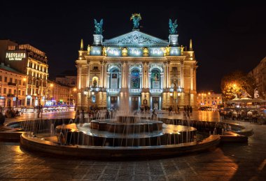 LVIV, UKRAINE - EPTEMBER 08, 2016: Lviv Ulusal Opera ve bale Akademik Tiyatrosu Solomiya Krushelnytska 'nın adını aldı. Uzun pozlama. Fountain 'in gece fotoğraf çekimi. Bulanık İnsanlar.