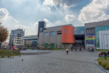 LVIV, UKRAINE - Eylül 09, 2016: Lviv Ukrayna 'daki Forum Alışveriş Merkezi.