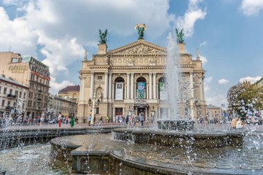 LVIV, UKRAINE - EPTEMBER 09, 2016: Lviv City with Local Mimarlık ve People. Lviv Ulusal Opera ve Bale Akademisi adını Solomiya Krushelnytska 'dan almıştır. Çeşme