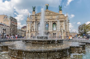 LVIV, UKRAINE - EPTEMBER 09, 2016: Lviv Ulusal Opera ve bale Akademik Tiyatrosu Solomiya Krushelnytska 'nın adını aldı. Çeşme Suyu.