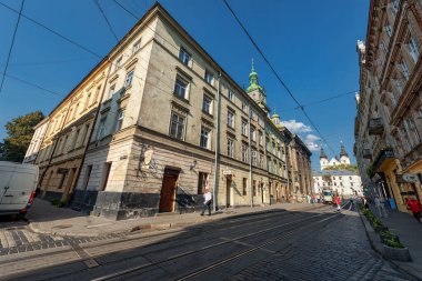 LVIV, UKRAINE - Kasım 09, 2016: Lviv Citycape and People. Toplu Taşıma.
