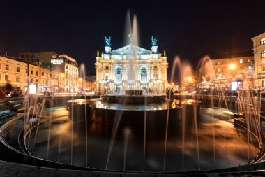 LVIV, UKRAINE - SEPTEMBER 09, 2016: Lviv Ulusal Opera ve bale Akademik Akademisi, Solomiya Krushelnytska 'nın ardından People and Fountain ile isimlendirildi. Uzun pozlama. Gece vakti.