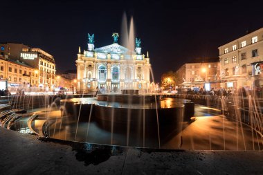 LVIV, UKRAINE - SEPTEMBER 09, 2016: Lviv Ulusal Opera ve bale Akademik Akademisi, Solomiya Krushelnytska 'nın ardından People and Fountain ile isimlendirildi. Uzun pozlama. Gece vakti.