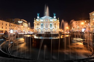 LVIV, UKRAINE - SEPTEMBER 09, 2016: Çeşme ve Lviv Ulusal Opera ve bale Akademik Akademisi, Solomiya Krushelnytska ve People in Background. Uzun pozlama. Gece vakti.