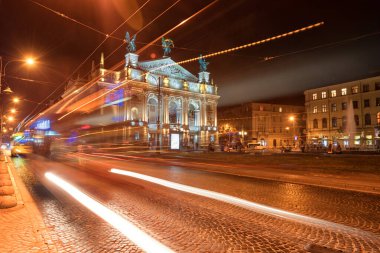 LVIV, UKRAINE - SEPTEMBER 09, 2016: Trafiğin Işığı ve Lviv Ulusal Opera ve bale Akademisi, Solomiya Krushelnytska 'nın adını taşıyor. Uzun pozlama. Gece vakti.