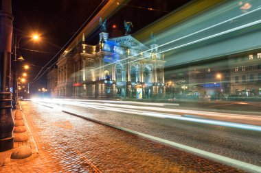 LVIV, UKRAINE - SEPTEMBER 09, 2016: Trafiğin Işığı ve Lviv Ulusal Opera ve bale Akademisi, Solomiya Krushelnytska 'nın adını taşıyor. Uzun pozlama. Gece vakti.