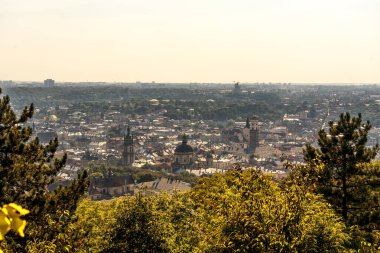 Lviv Cityscape. Ukrayna. Lviv Old Town 'da. Lviv Belediye Binası Kulesi ve Saati