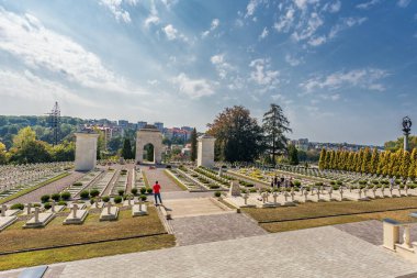 LVIV, UKRAINE - 11 Eylül 2016: Lviv City ve Lychakiv Mezarlığı. Gezici bir yer. Polonya Orlat Mezarlığı