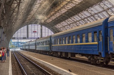 LVIV, UKRAINE - 12 Eylül 2016: Lviv City with Lviv Main Train Station. Çatı altında tren