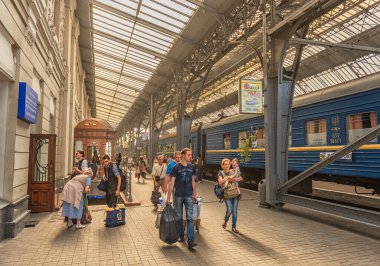 LVIV, UKRAINE - 12 Eylül 2016: Lviv City with Lviv Main Train Station. Çatı altında tren