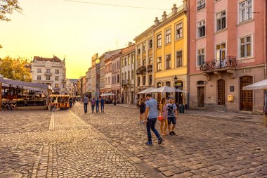 LVIV, UKRAINE - 12 Eylül 2016: Lviv City ve Lviv Old Town With People