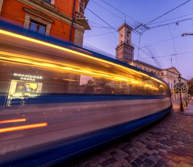 LVIV, UKRAINE - 12 Eylül 2016: Lviv City ve Lviv Old Town With People. Sunset Light ve Lviv City Hall with Moving Tram. Uzun Pozlandırma.