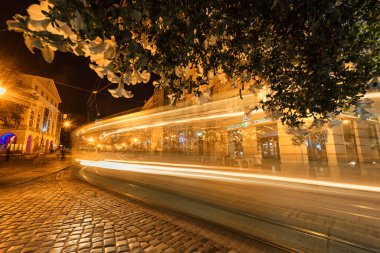 LVIV, UKRAINE - 12 Eylül 2016: Lviv City ve Lviv Old Town With People. Taşınan Tram. Uzun Maruz Kalmaktan Bulanık İnsanlar.