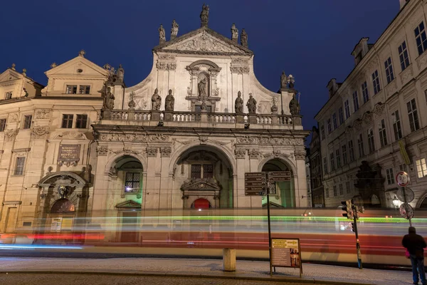 プラハ チェコ 2016年3月12日 使徒の働きとトラムの教会 長時間露光 プラハ チェコ 夜の撮影 — ストック写真