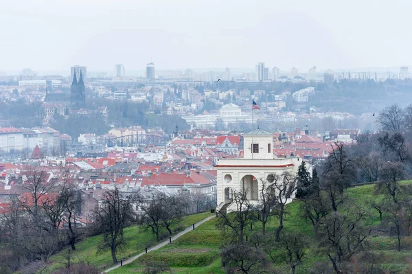 PRAG, CZECH - 12 Mart 2016: Prag Cityscape ve Petrin Garden, Old Town. ABD bayrağı sallıyor.