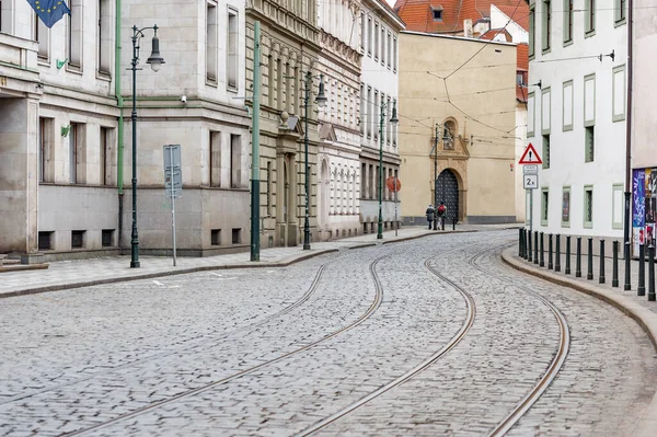 PRAG, CZECH - 12 Mart 2016: Prag 'ın Eski Şehir Mimarisi. Tramvay yolu ve taş zemin.