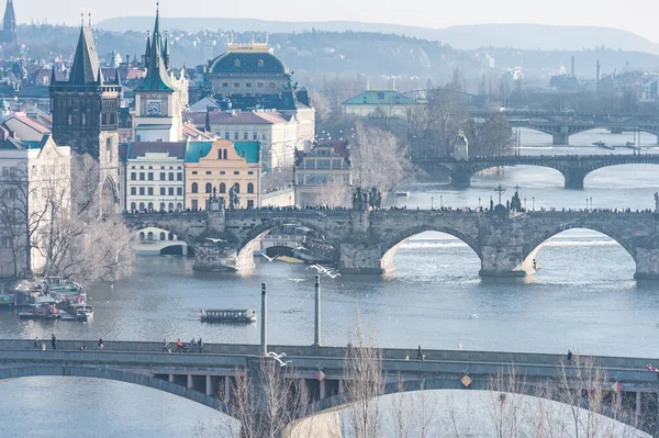 Praha Český Března 2016 Pražská Panorama Řekou Lvtanou Karlovým Mostem — Stock fotografie