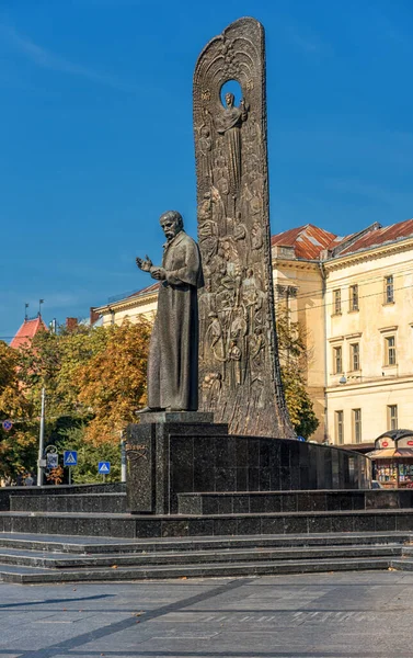 stock image LVIV, UKRAINE - SEPTEMBER 07, 2016: Lviv City With Local Architecture and People Statue of Taras Shevchenko