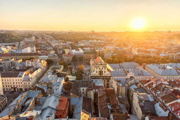 LVIV, UKRAINE - EPTEMBER 08, 2016: Lviv Cityscape ve Sunset Light. Lviv Eski Şehir.