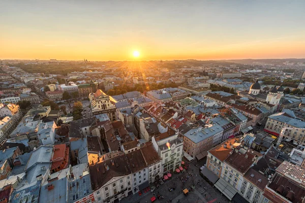 LVIV, UKRAINE - EPTEMBER 08, 2016: Lviv Cityscape ve Sunset Light. Lviv Old Town 'da. Güneş ışığı.