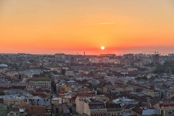 LVIV, UKRAINE - EPTEMBER 08, 2016: Lviv Cityscape ve Sunset Light. Lviv Eski Şehir.